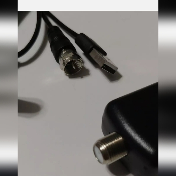 HDTV Antenna Black and Red TV Antenna with Cables - Picture 4 of 6